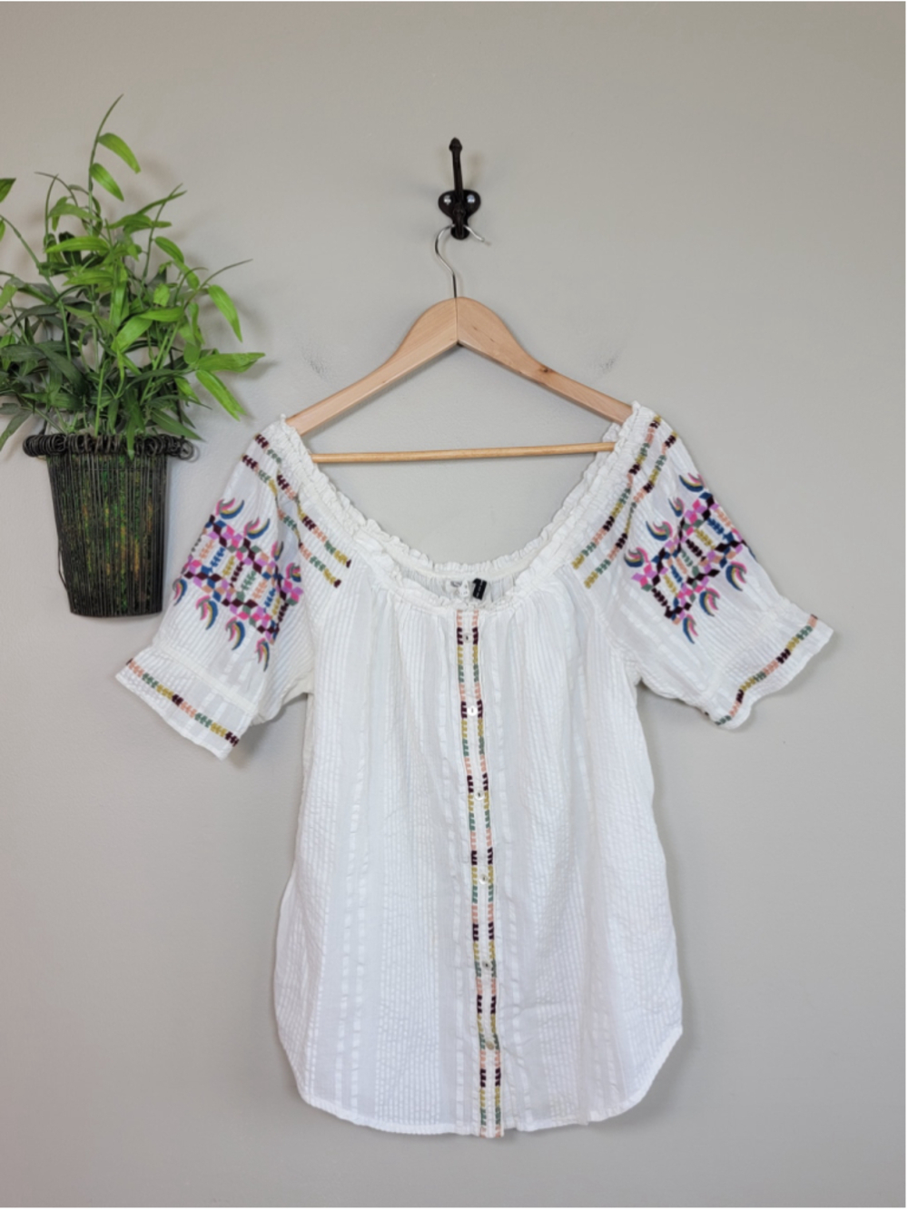 Akemi + Kin 2 Anthropologie Pajaro Embroidered Blouse Off Shoulder Short Sleeve